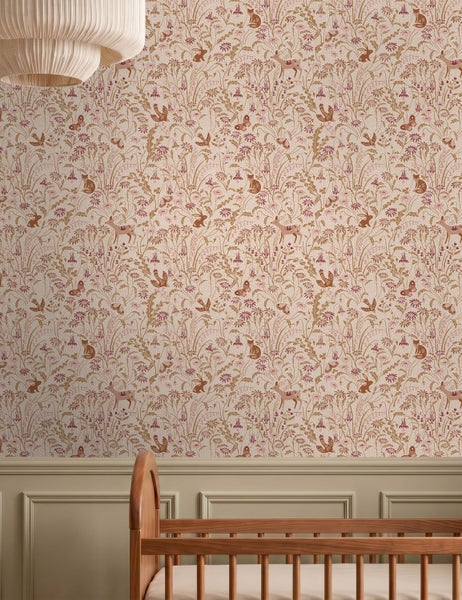 Vliestapete mit Waldtieren wie Rehen, Füchsen und Hasen sowie Blumenmustern in einem Kinderzimmer über einer Wandtäfelung.