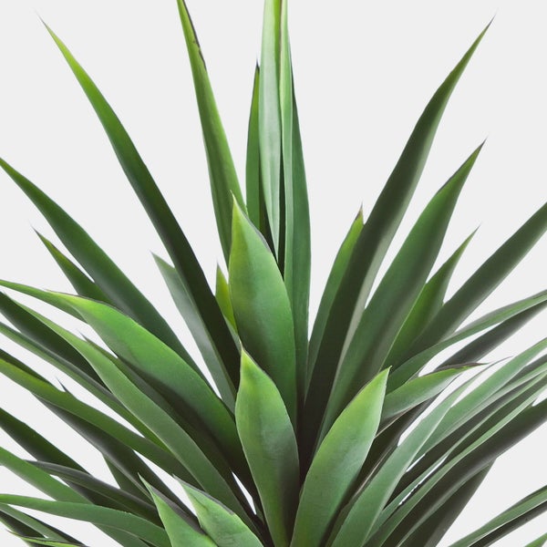 Künstliche Agave mit grünen, spitzen Kunststoffblättern.