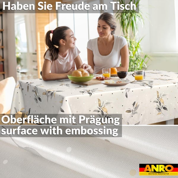 Mutter und Tochter an einem Esstisch mit einer ANRO Tischdecke mit Blattmuster und geprägter Oberfläche in einem hellen Raum. ANRO Logo.