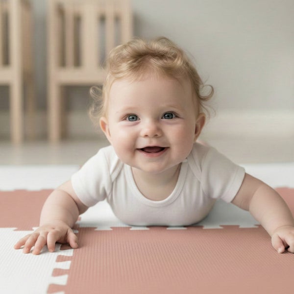 Ein lächelndes Baby liegt auf einer weichen Puzzlematte aus Schaumstoff in einem hellen Raum.