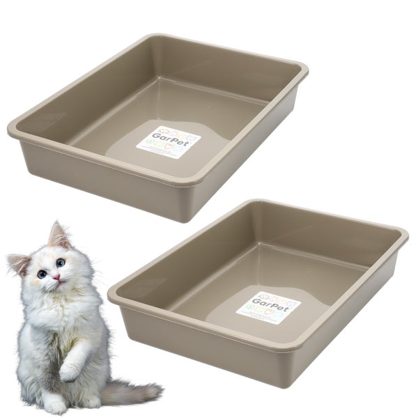 Zwei Katzentoiletten aus Kunststoff mit Katze