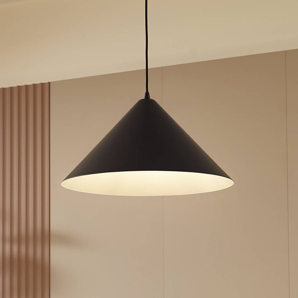 Moderne schwarze Pendelleuchte in Kegelform mit heller Innenseite.
