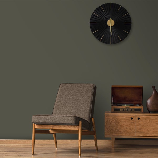 Wohnzimmer-Interieur mit Sessel, Schallplattenspieler und Uhr