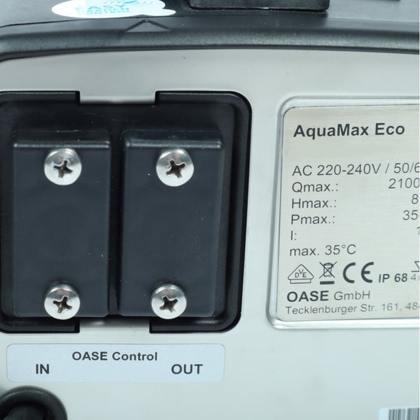 Technische Daten und Anschlüsse der OASE AquaMax Eco Pumpe mit OASE Control Schnittstelle sowie Prüfzeichen für Sicherheit und Schutzart.