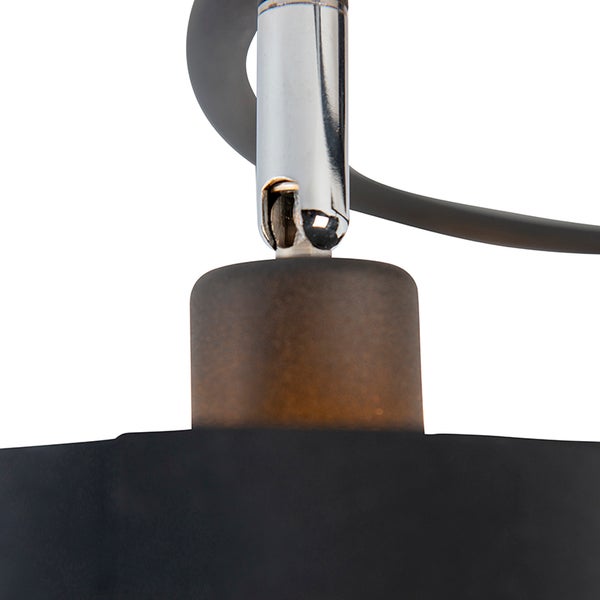 Detailansicht eines verstellbaren Lampengelenks mit verchromtem Metallstab.