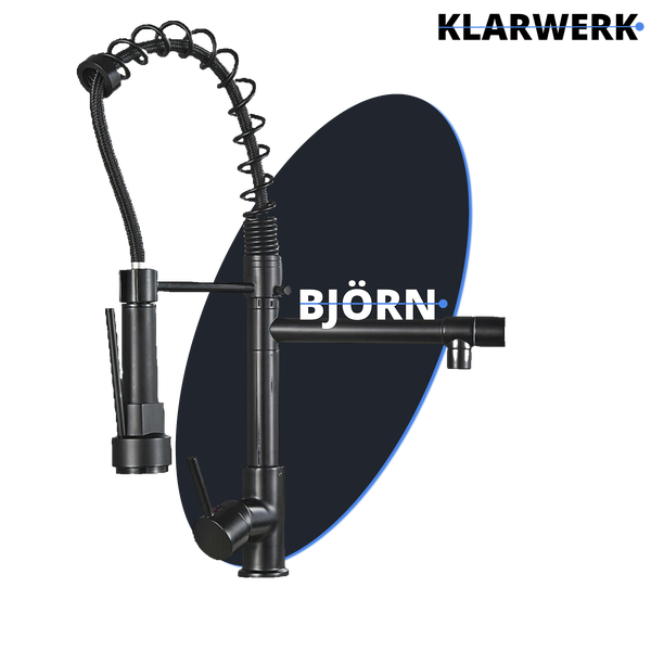 Schwarze Profi-Küchenarmatur mit Spiralfeder und ausziehbarer Geschirrbrause, BJÖRN Logo.
