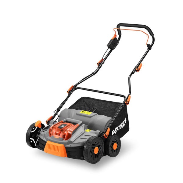 Elektrischer Vertikutierer und Rasenlüfter von Fuxtec mit schwarzem Fangkorb und orangefarbenen Akzenten.