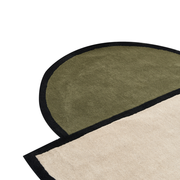 Moderner Teppich mit geometrischem Design in Halbkreisform aus strapazierfähigem Material.
