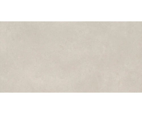 Rechteckige Boden- oder Wandfliese aus Feinsteinzeug mit matter Oberfläche in Steinoptik.