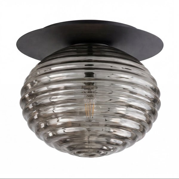 Runde Deckenleuchte mit geripptem Glasschirm und dunklem Baldachin.