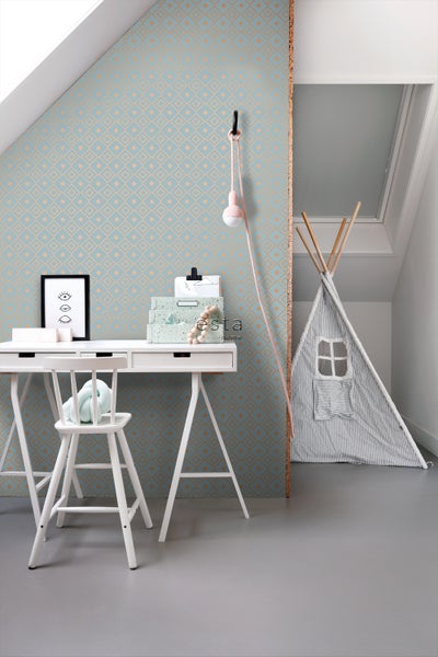 Kinderzimmer mit Schreibtisch, Stuhl, Spielzelt und geometrischer Tapete