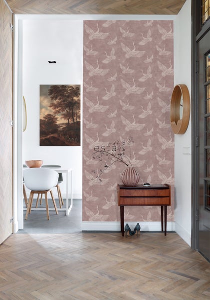 Flur mit Tapete mit Kranichmuster, kleinem Holzschrank und Holzboden