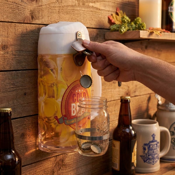 Wandflaschenöffner in Form eines Bierkrugs mit integriertem Auffangbehälter für Kronkorken an einer Holzvertäfelung montiert.