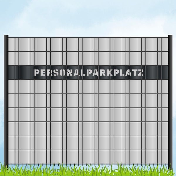 Zaun mit der Aufschrift Privatparkplatz