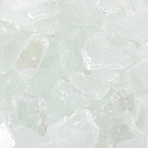 Klare Glasbrocken zur Dekoration und Gartengestaltung.