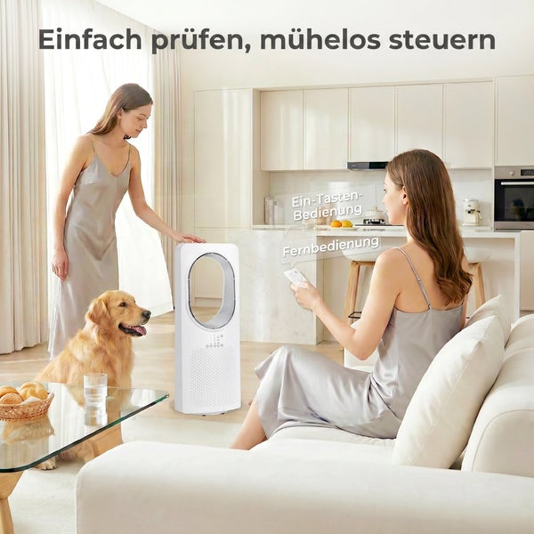 Weißer rotorloser Luftreiniger und Ventilator in hellem, modernem Wohnzimmer. Bedienung per Fernbedienung. Szene mit zwei Frauen und einem Hund.