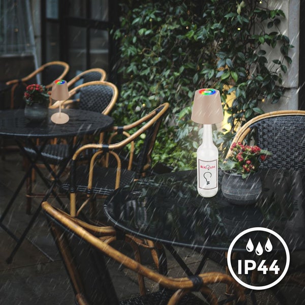 LED-Leuchten auf runden Bistro-Tischen im Außenbereich bei Regen, Schutzart IP44 gegen Spritzwasser.