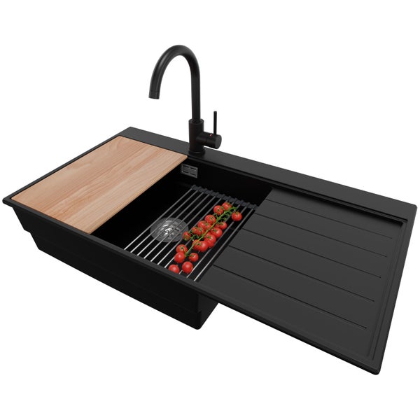 Küchenspüle mit Abtropffläche, Schneidebrett und Armatur