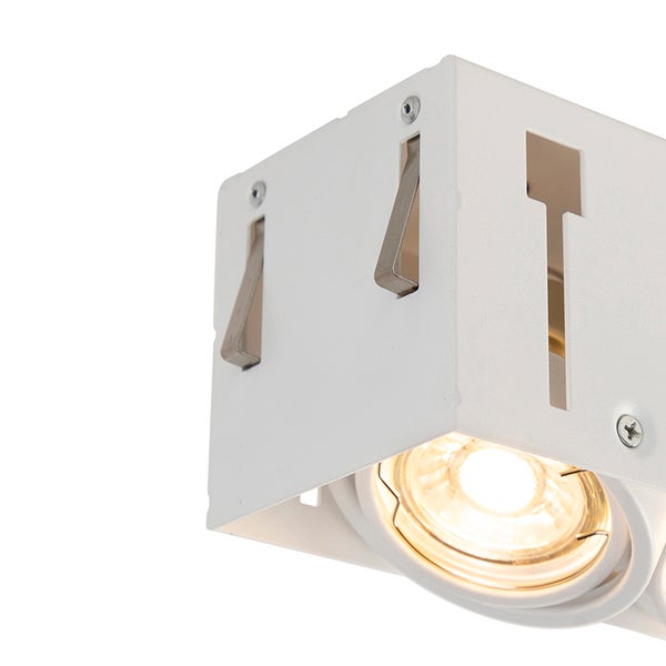 Moderner Einbaustrahler aus weißem Metall mit integriertem Leuchtmittel und Montagefedern.