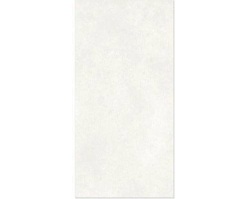 Helle, rechteckige Fliese in Steinoptik für Wand und Boden.