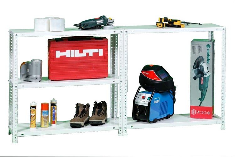 Zwei verbundene weiße Metallregale in heller Umgebung, organisiert mit Werkstattartikeln wie Werkzeugkoffer, Schweißgerät und Arbeitsschuhen.