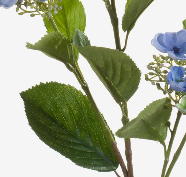 Künstlicher Hortensienzweig mit grünen Blättern und blauen Blüten.