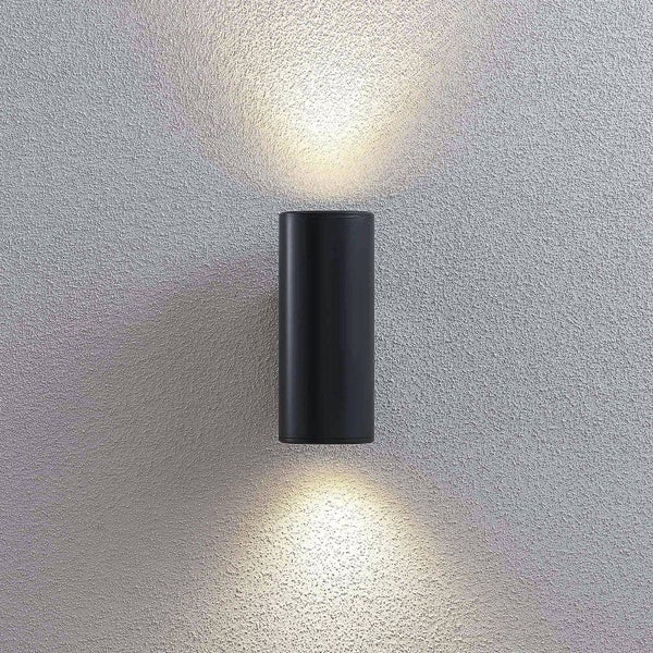 Zylindrische Wandleuchte in Schwarz mit Lichtkegeln nach oben und unten.