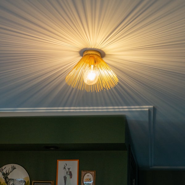 Goldene Deckenleuchte mit abstraktem Design und Lichteffekten an der Decke.