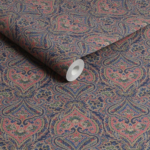 Mustertapete mit detailliertem Paisley- und Ornament-Muster, teils ausgerollte Tapetenrolle