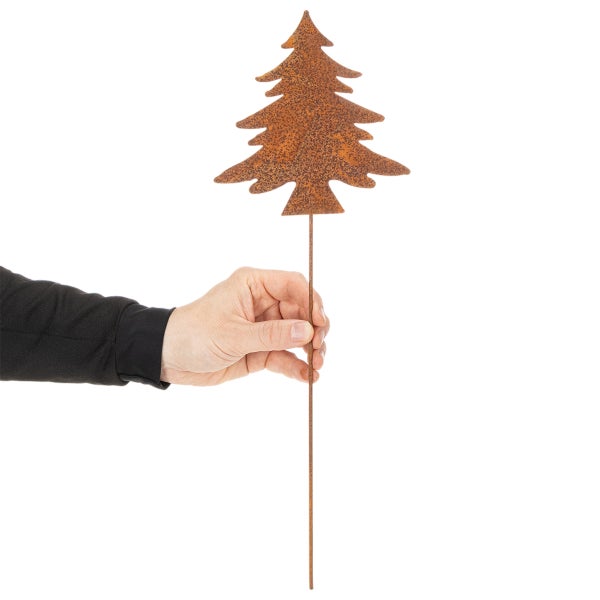 Gartenstecker Tannenbaum aus Metall in Rostoptik, wird zur Größenanschauung von einer Hand gehalten.