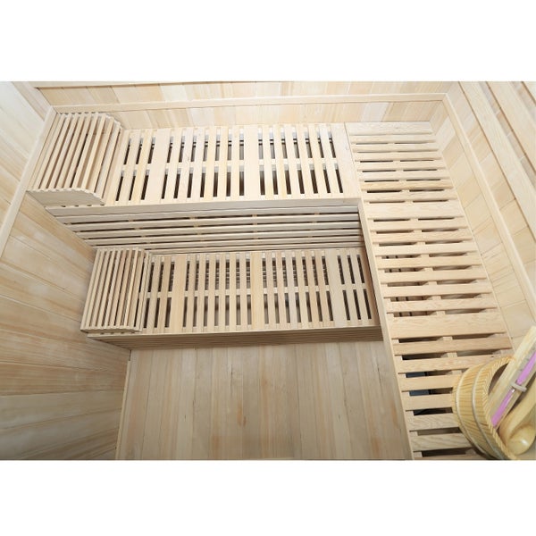 Innenansicht einer Sauna mit Holzbänken