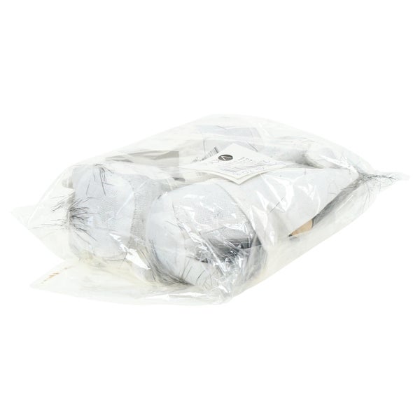 Verpackung mit mehreren Dekogegenständen für Weihnachten.