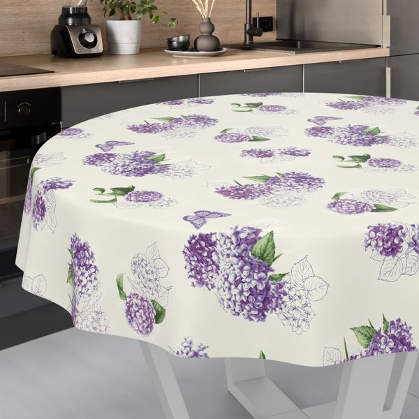 Runde Tischdecke mit lila Hortensien-Blumenmuster in einer modernen Küche.