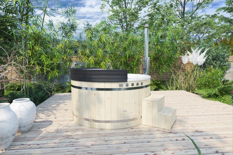 Holzbadezuber mit Treppe auf einer Holzterrasse im Garten.