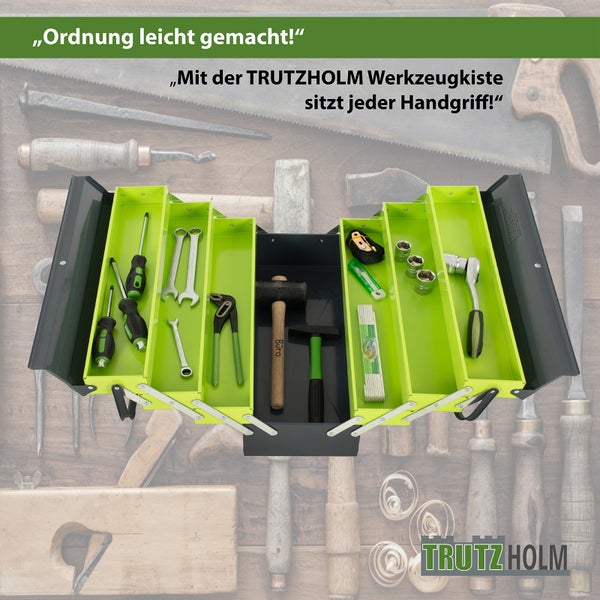 Offene Trutzholm Werkzeugkiste aus Metall mit ausklappbaren Fächern und verschiedenen Handwerkzeugen vor einem rustikalen Holzhintergrund.