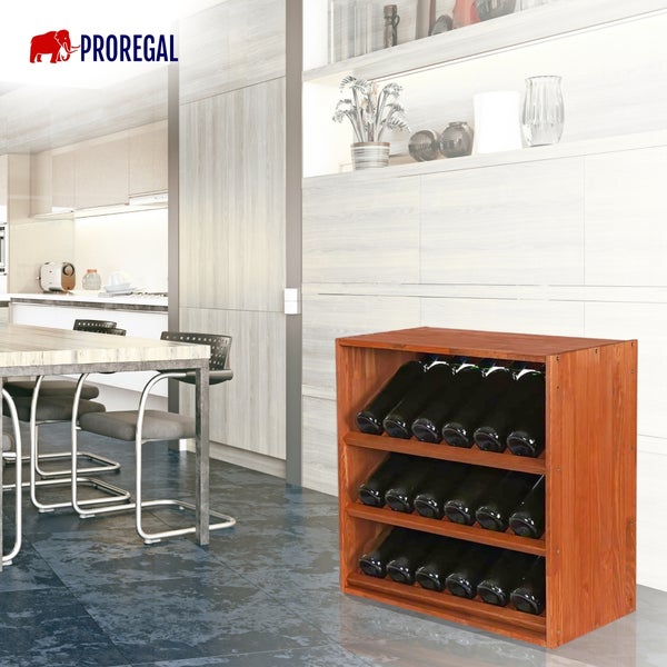 Proregal Logo. Weinregal aus Holz mit drei Ebenen gefüllt mit Weinflaschen in einem hellen modernen Küchenbereich und Essbereich.