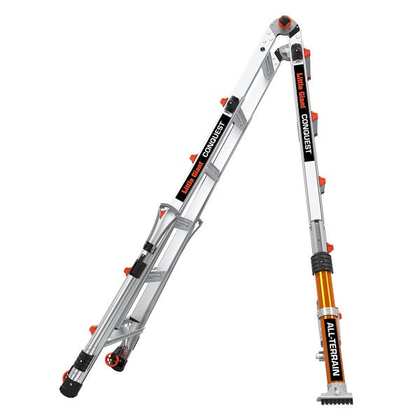 Little Giant Conquest All-Terrain Mehrzweckleiter aus Aluminium in A-Stellung mit verstellbaren Beinen für unebene Untergründe.
