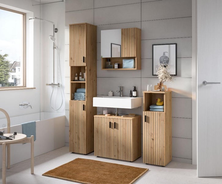 Modernes Badezimmer Set in Eichenoptik mit vertikalen Lamellen, bestehend aus Hochschrank, Waschbeckenunterschrank, Seitenschrank und Spiegelschrank.