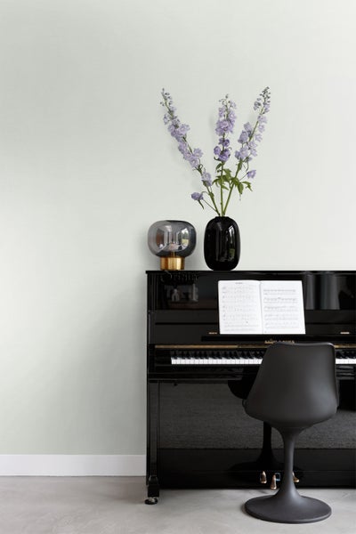 Einrichtung mit Klavier, Lampe, Blumen und Stuhl