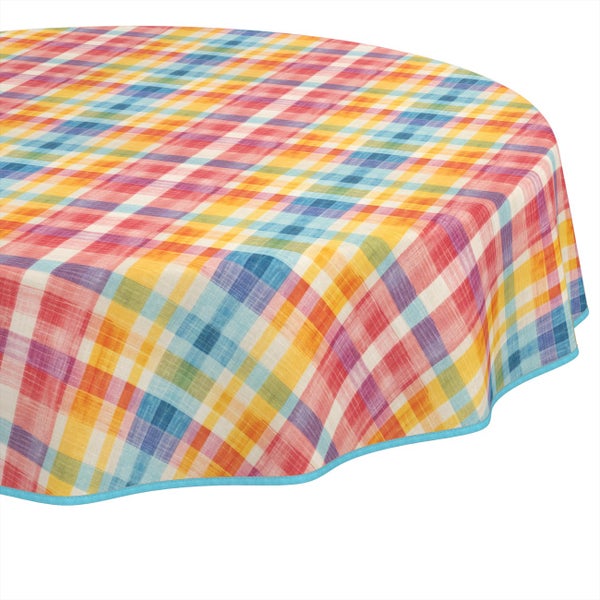 Runde Tischdecke mit buntem Karomuster und hellblauem Saum.