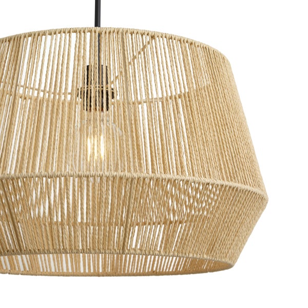 Moderne Pendelleuchte mit kegelförmigem Lampenschirm aus geflochtener Kordel und integriertem Leuchtmittel für ein wohnliches Ambiente.
