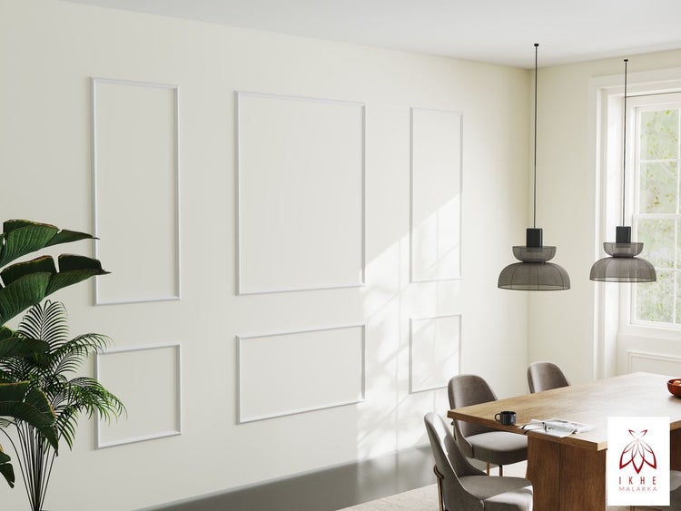 Helles Esszimmer mit Esstisch, Stühlen und dekorativen Wandelementen. Ikhe Malarka Logo.