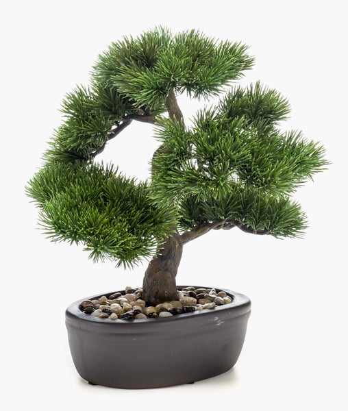 Künstlicher Bonsai-Kiefer-Baum in einem dunklen ovalen Topf mit dekorativen Steinen.