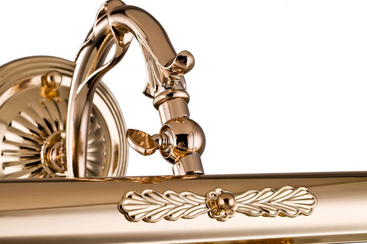 Detailansicht einer goldenen Lampe mit floralem Dekor