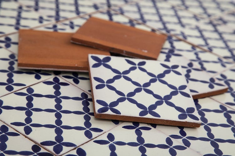 Dekorative Fliesen mit blauem Blumenmuster