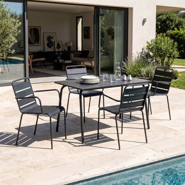 Modernes Gartenmöbel-Set aus Metall mit rechteckigem Tisch und vier Armstühlen auf einer Terrasse am Pool.
