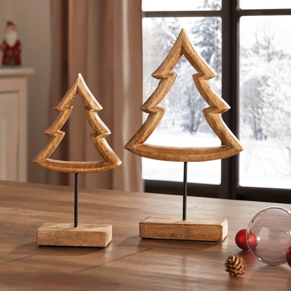 Zwei dekorative, hölzerne Weihnachtsbäume auf einem Tisch