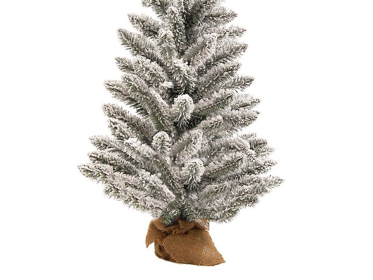 Künstlicher Weihnachtsbaum mit Kunstschnee und Jutesack als Dekoration für innen