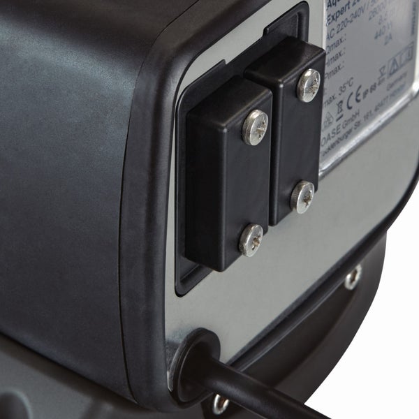 Detailansicht der elektrischen Anschlüsse und des Typenschilds einer Oase Teichpumpe mit Kabelauslass und Schrauben.