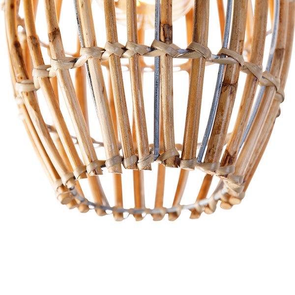 Detailansicht einer Pendelleuchte aus Rattan